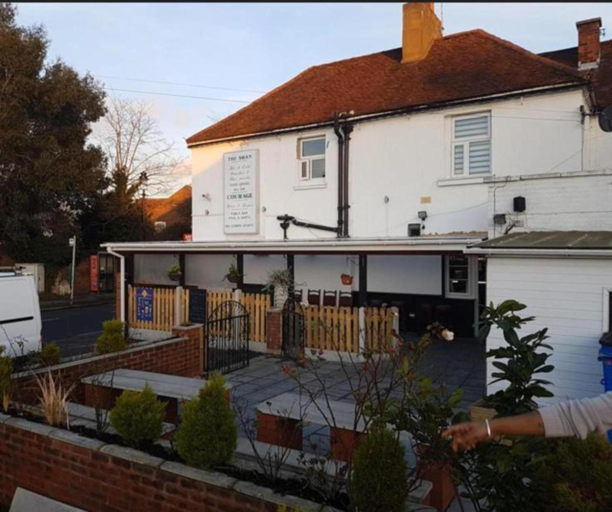 Swan Inn, Heathrow Airport Stanwell Ngoại thất bức ảnh